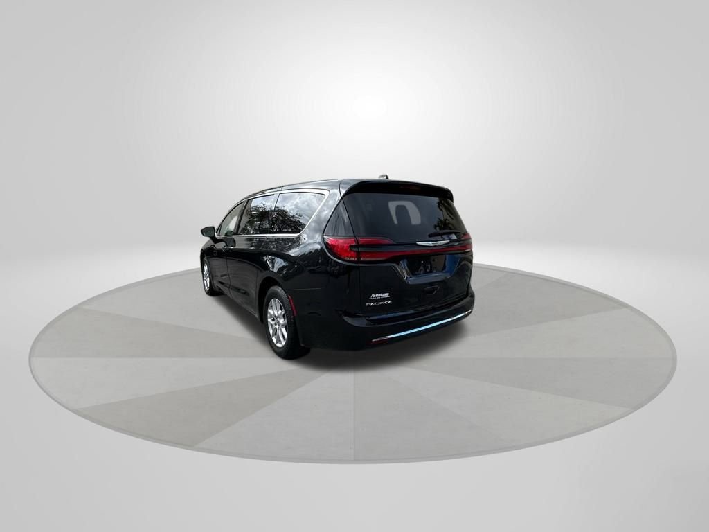 Used 2023 Chrysler Pacifica Touring-L FWD image 6