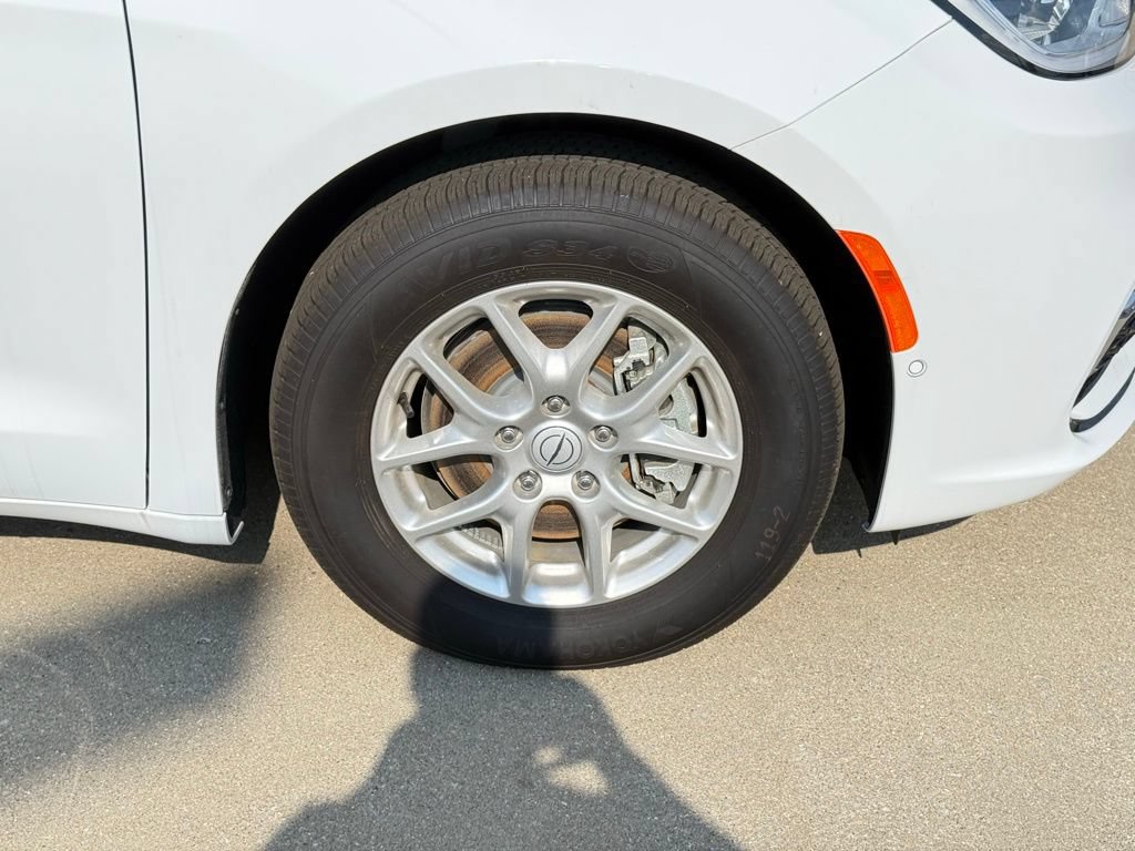 New 2025 Chrysler Pacifica Select FWD image 9