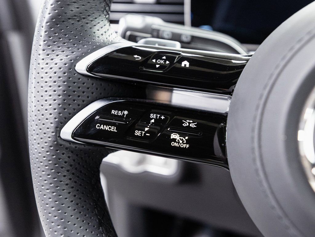 Certified 2025 Mercedes-Benz GLE 450e 4MATIC w/ AMG Line Interior image 10