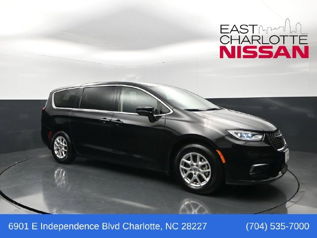 Used 2024 Chrysler Pacifica Touring-L FWD image 1