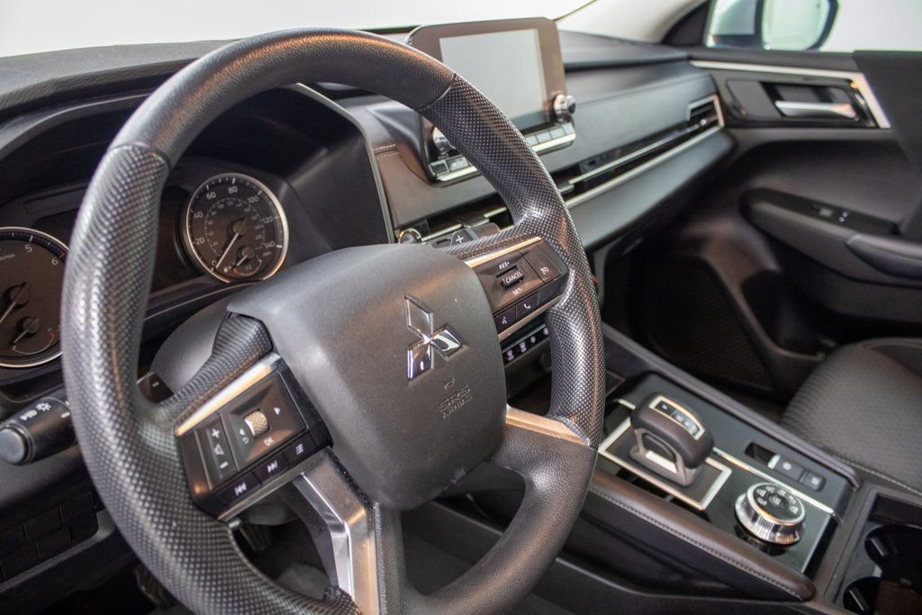 Used 2024 Mitsubishi Outlander ES image 5