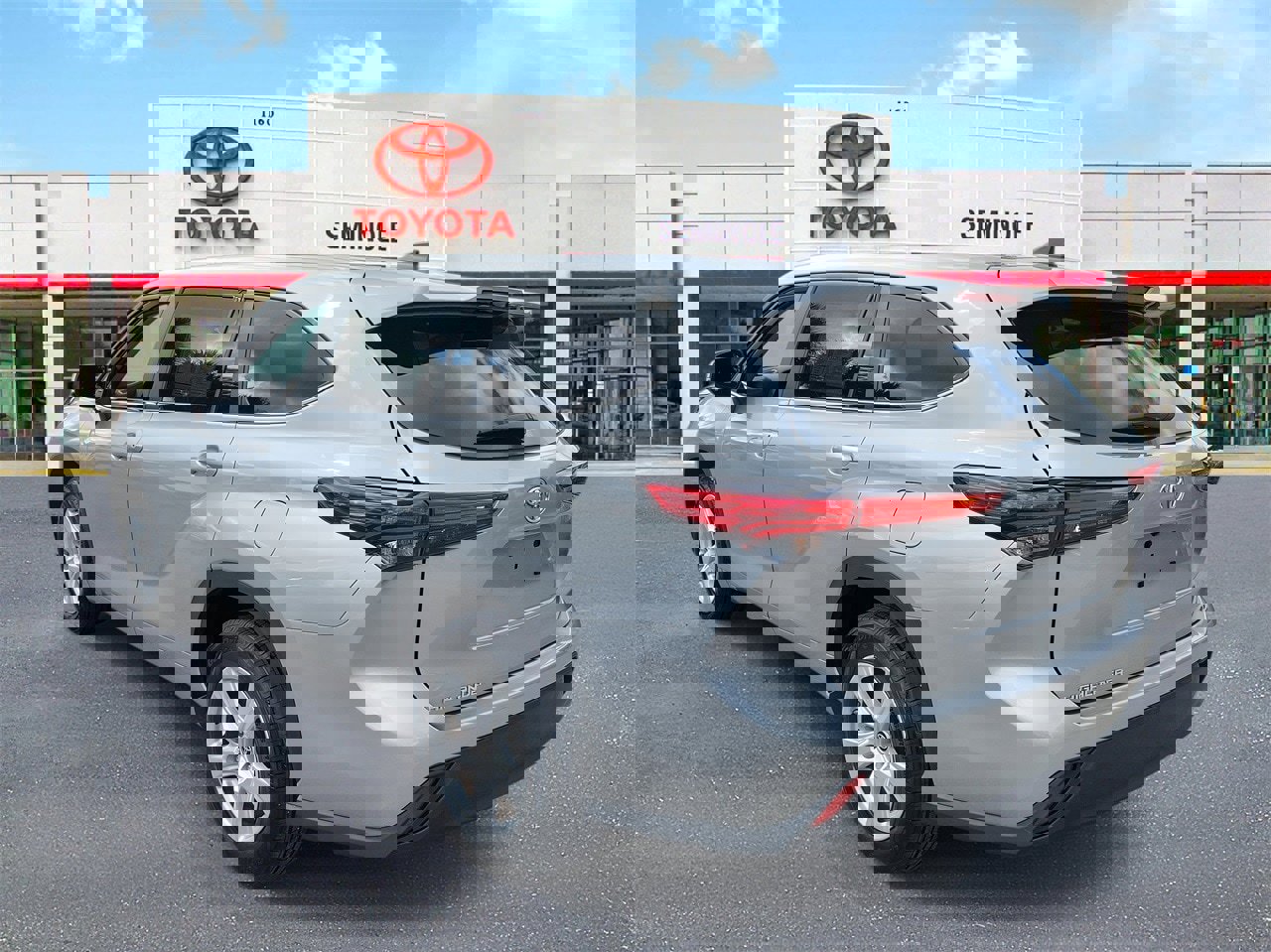 Used 2023 Toyota Highlander LE image 4