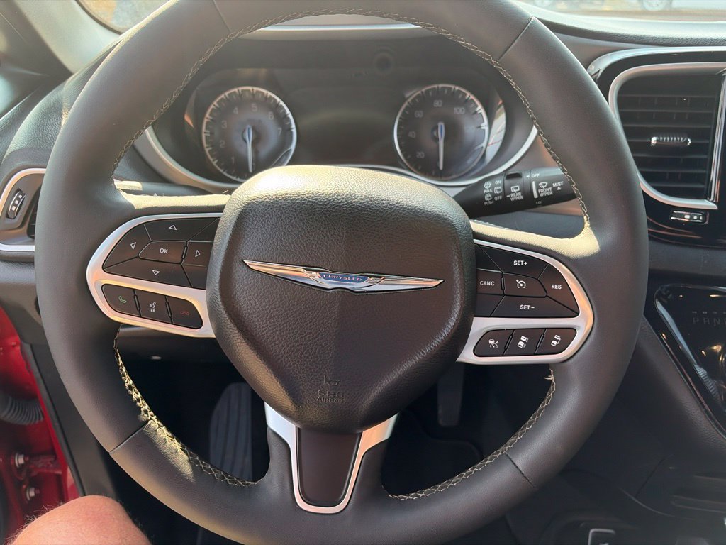 Certified 2025 Chrysler Pacifica Select FWD image 25