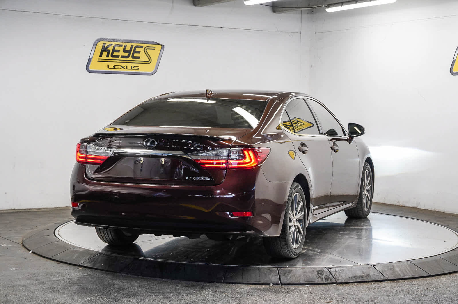 Used 2017 Lexus ES 300h w/ Navigation System Package FWD image 4