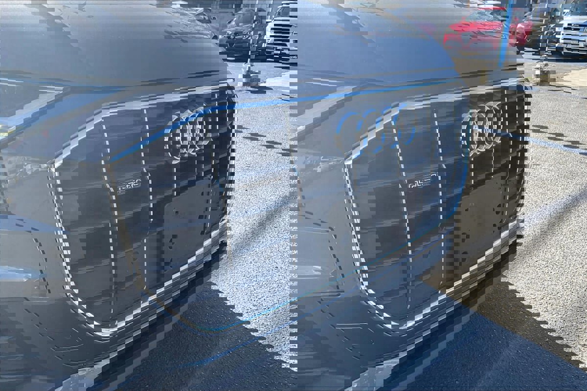 Used 2019 Audi Q8 Premium image 28