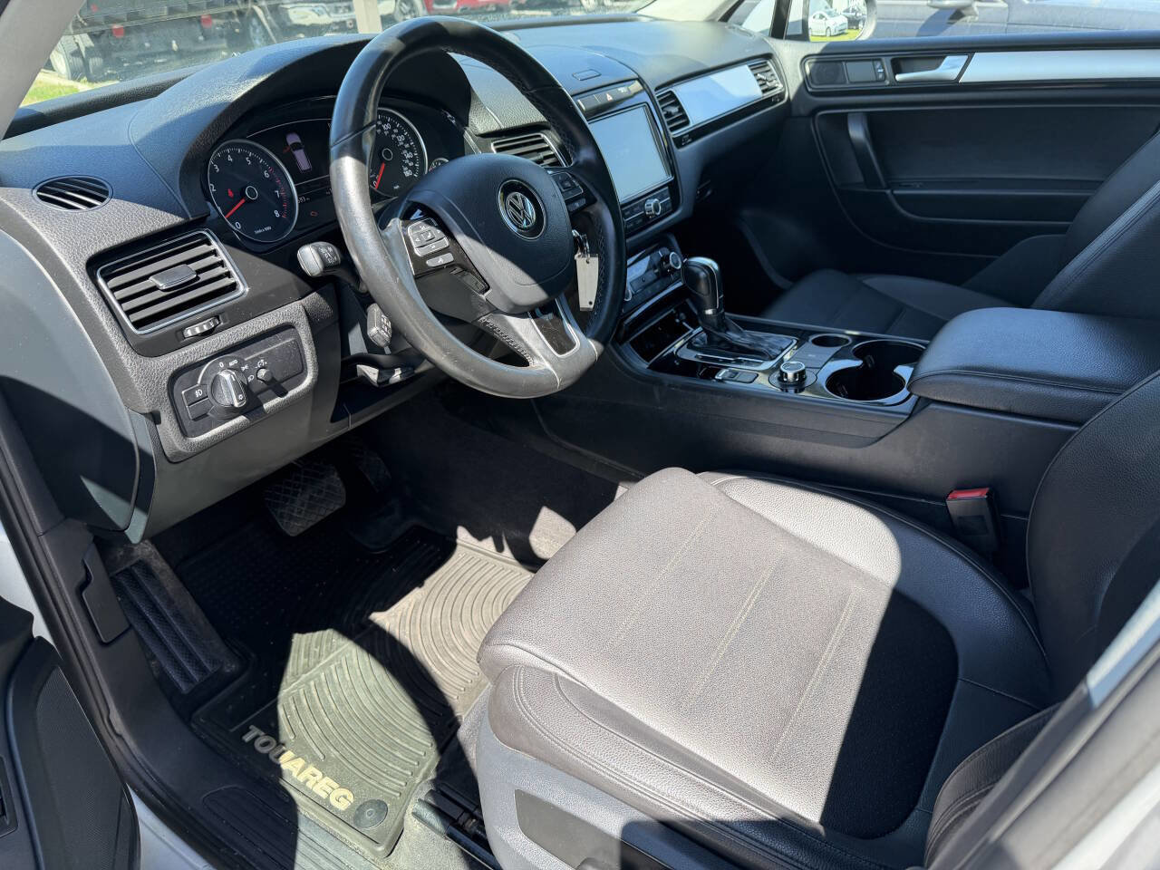 Used 2013 Volkswagen Touareg Sport AWD/4WD image 9