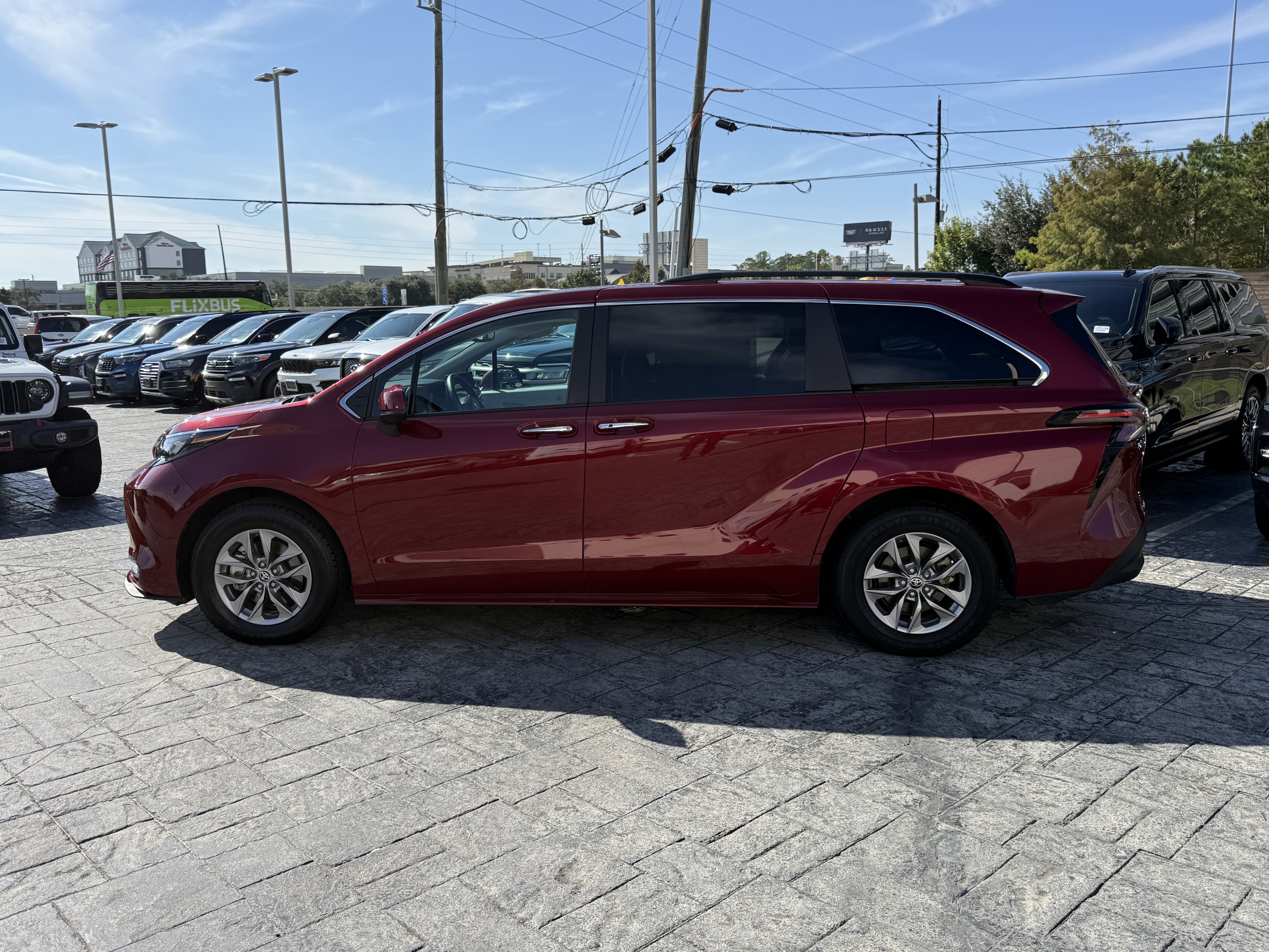 Used 2025 Toyota Sienna XLE image 4