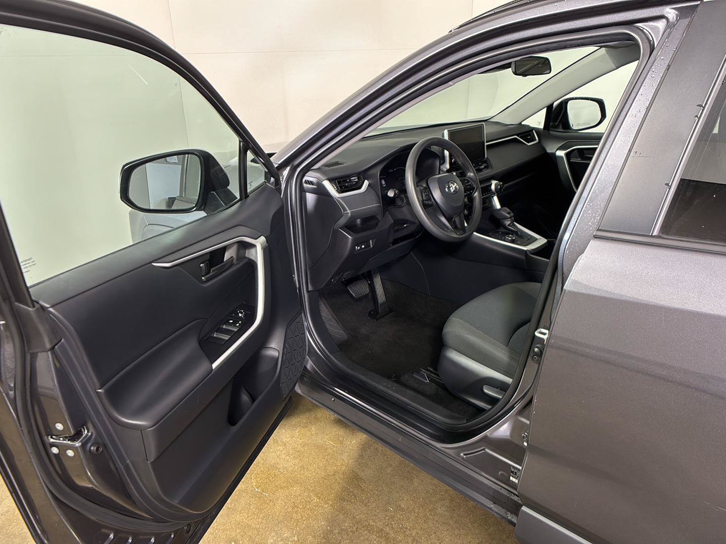 Used 2025 Toyota RAV4 LE AWD/4WD image 2