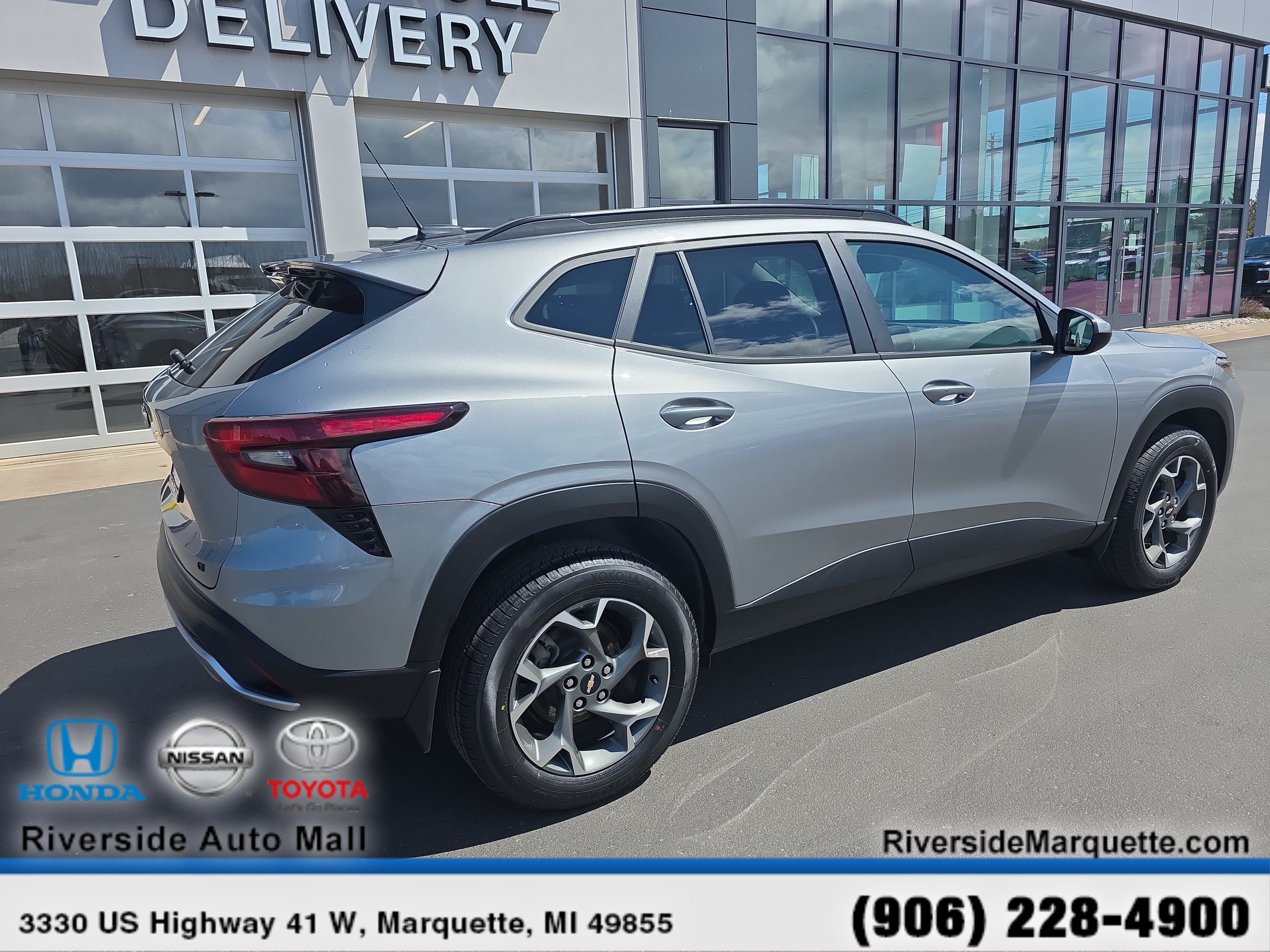 Used 2024 Chevrolet Trax LT w/ Driver Confidence Package FWD image 9