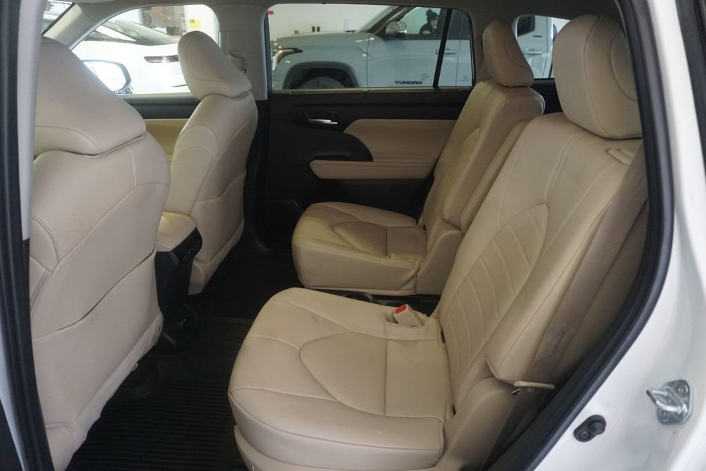 Used 2023 Toyota Highlander XLE AWD/4WD image 21