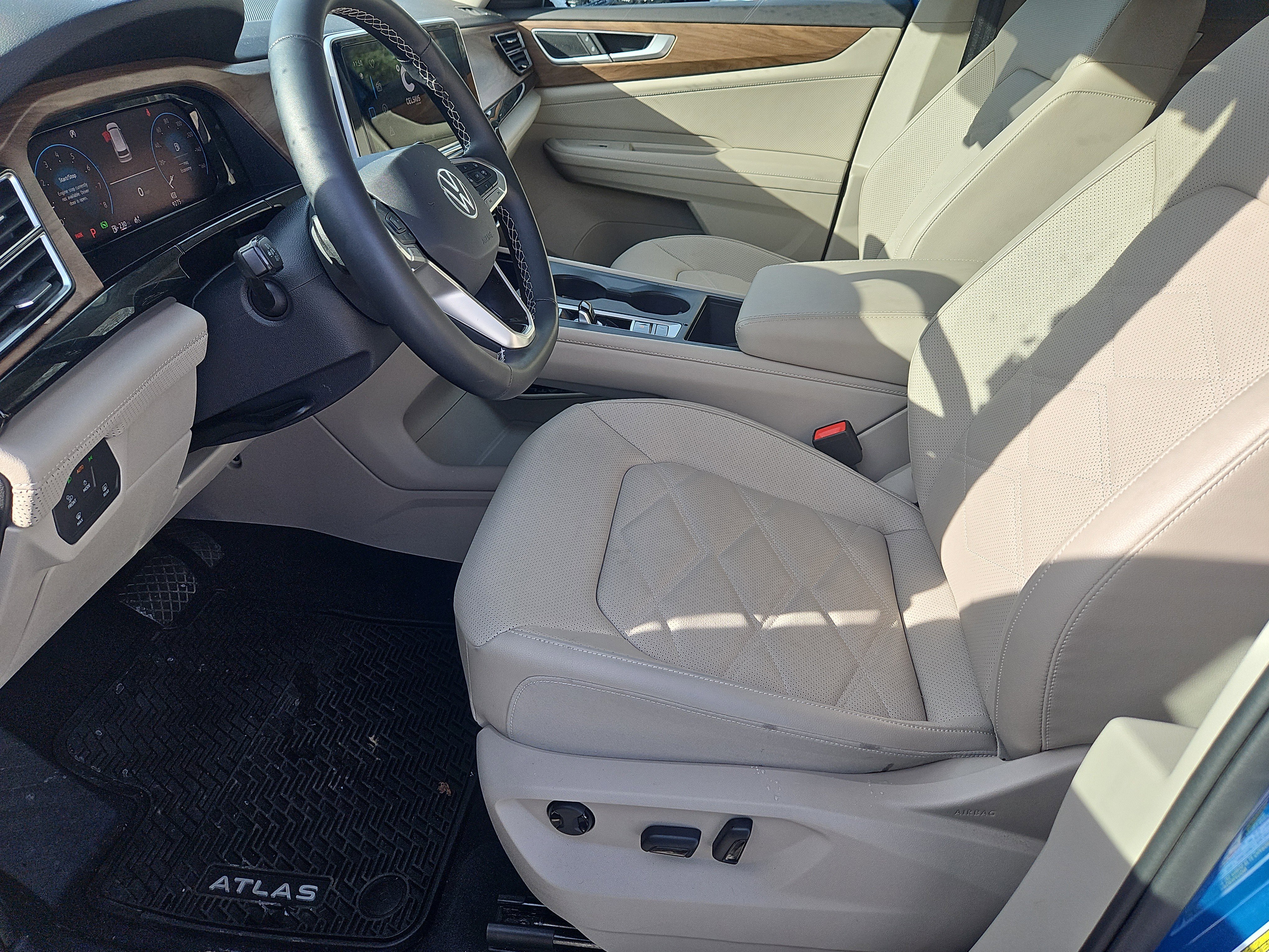 Used 2025 Volkswagen Atlas SE image 30