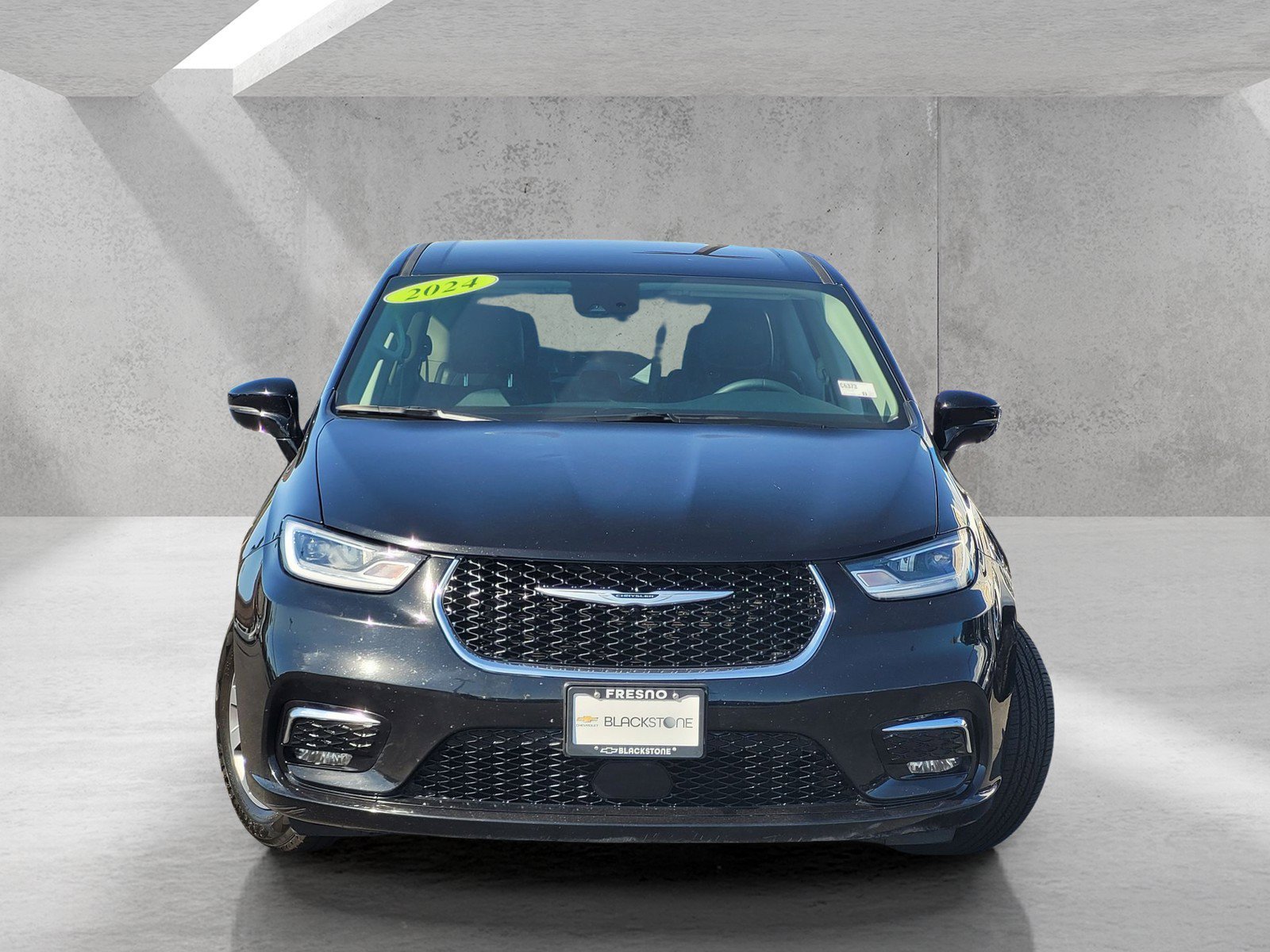 Used 2024 Chrysler Pacifica Limited FWD image 3