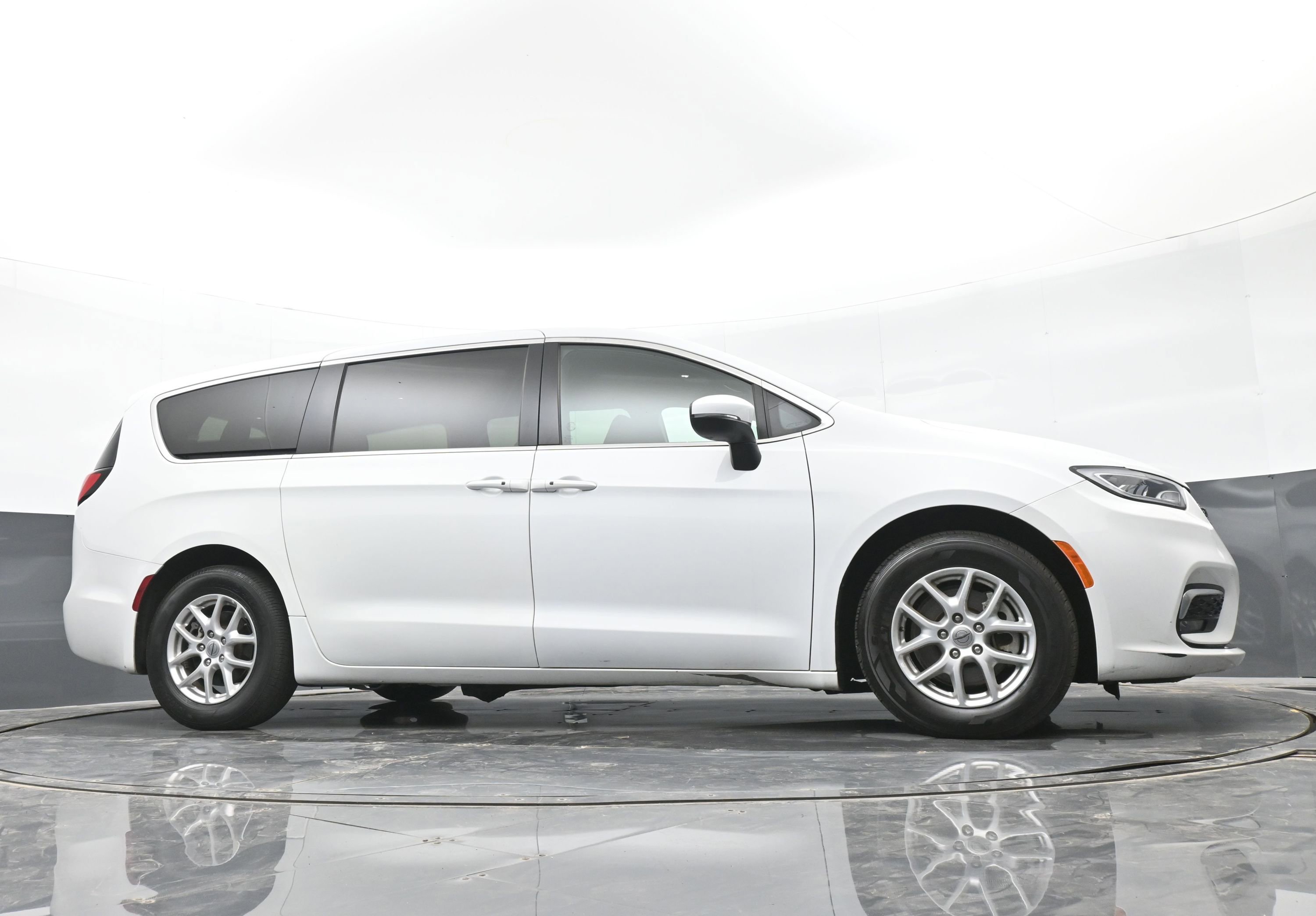 Used 2023 Chrysler Pacifica Touring FWD image 37