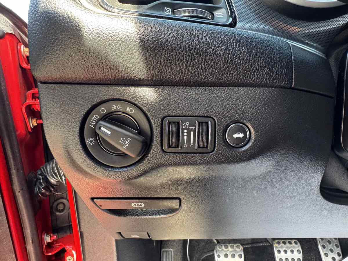 Used 2015 Dodge Challenger SRT image 14