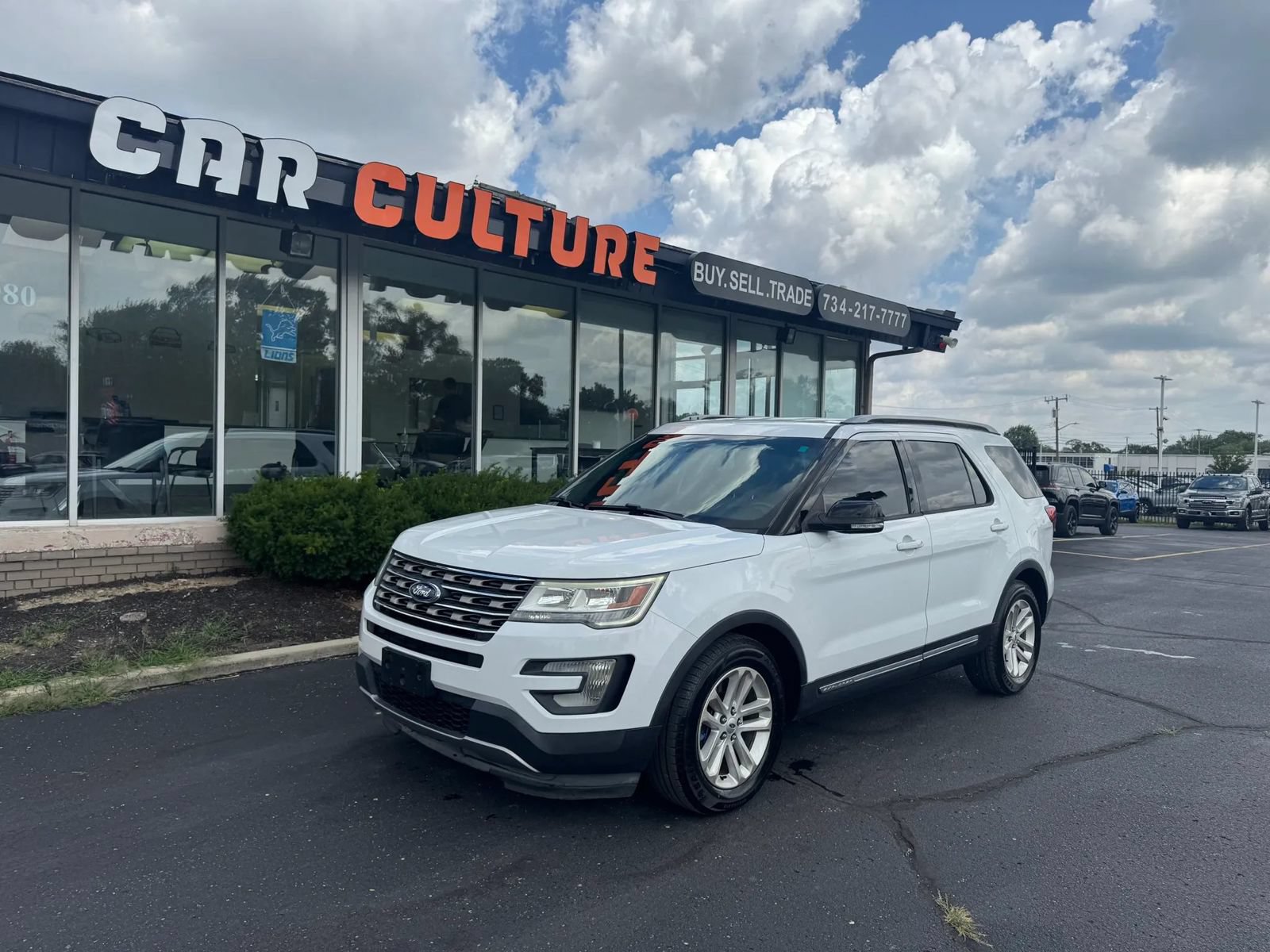 Used 2016 Ford Explorer XLT FWD image 1