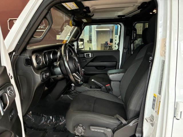 Used 2022 Jeep Wrangler Unlimited Sahara w/ Cold Weather Group AWD/4WD image 16