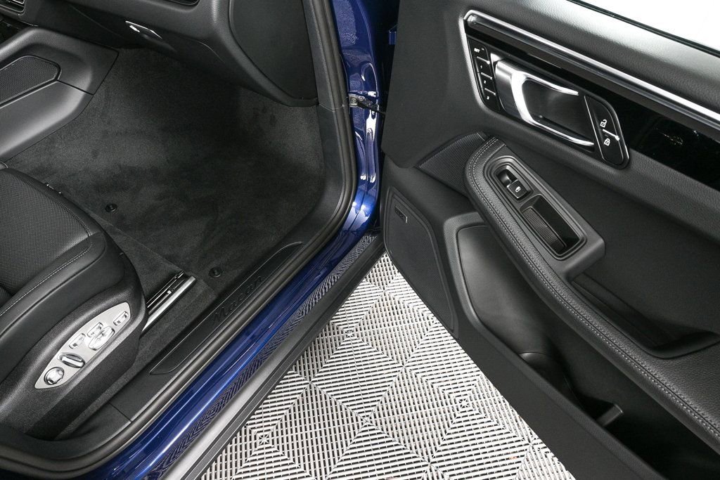 Certified 2025 Porsche Macan image 25