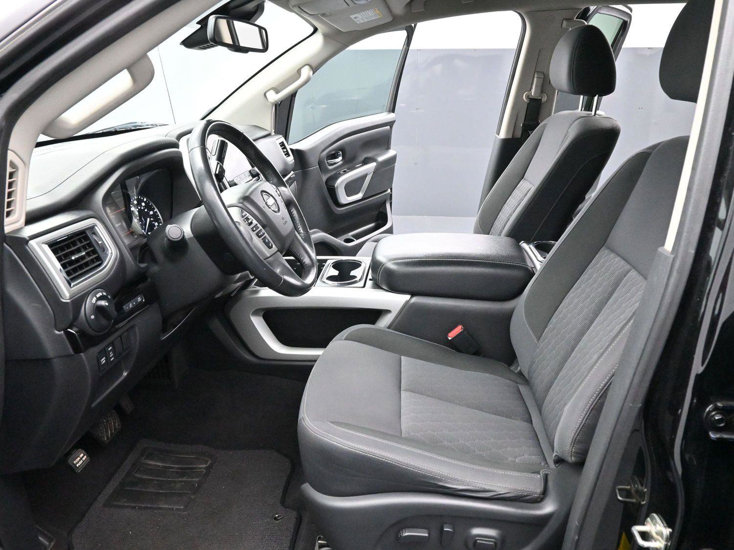 Used 2020 Nissan Titan SV w/ SV Convenience Package image 11