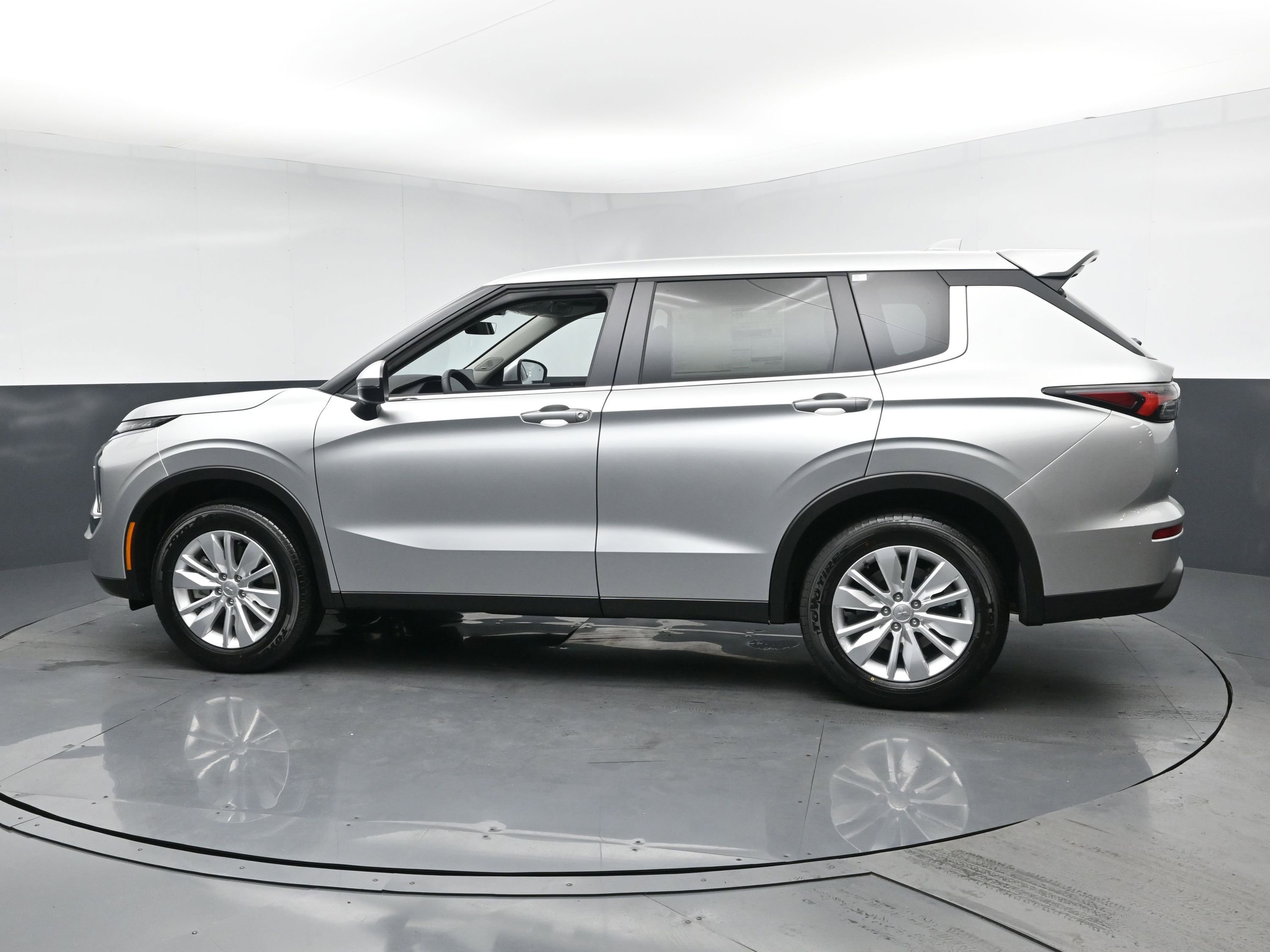 New 2025 Mitsubishi Outlander ES image 4