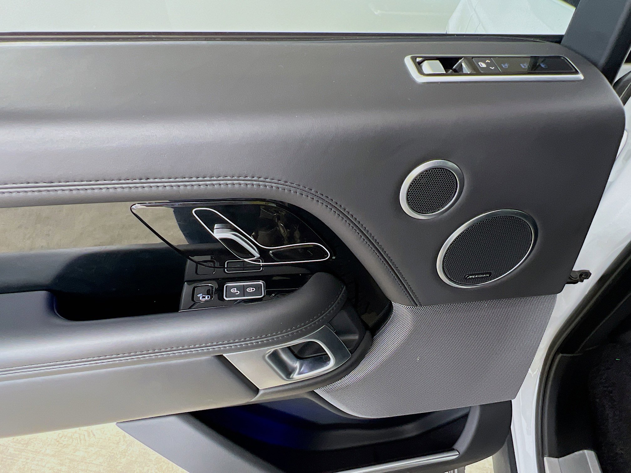 Used 2019 Land Rover Range Rover Autobiography image 29