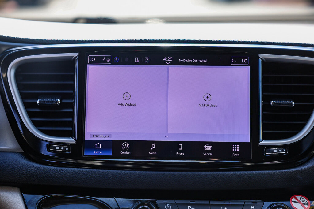 Used 2024 Chrysler Pacifica Touring-L FWD image 4