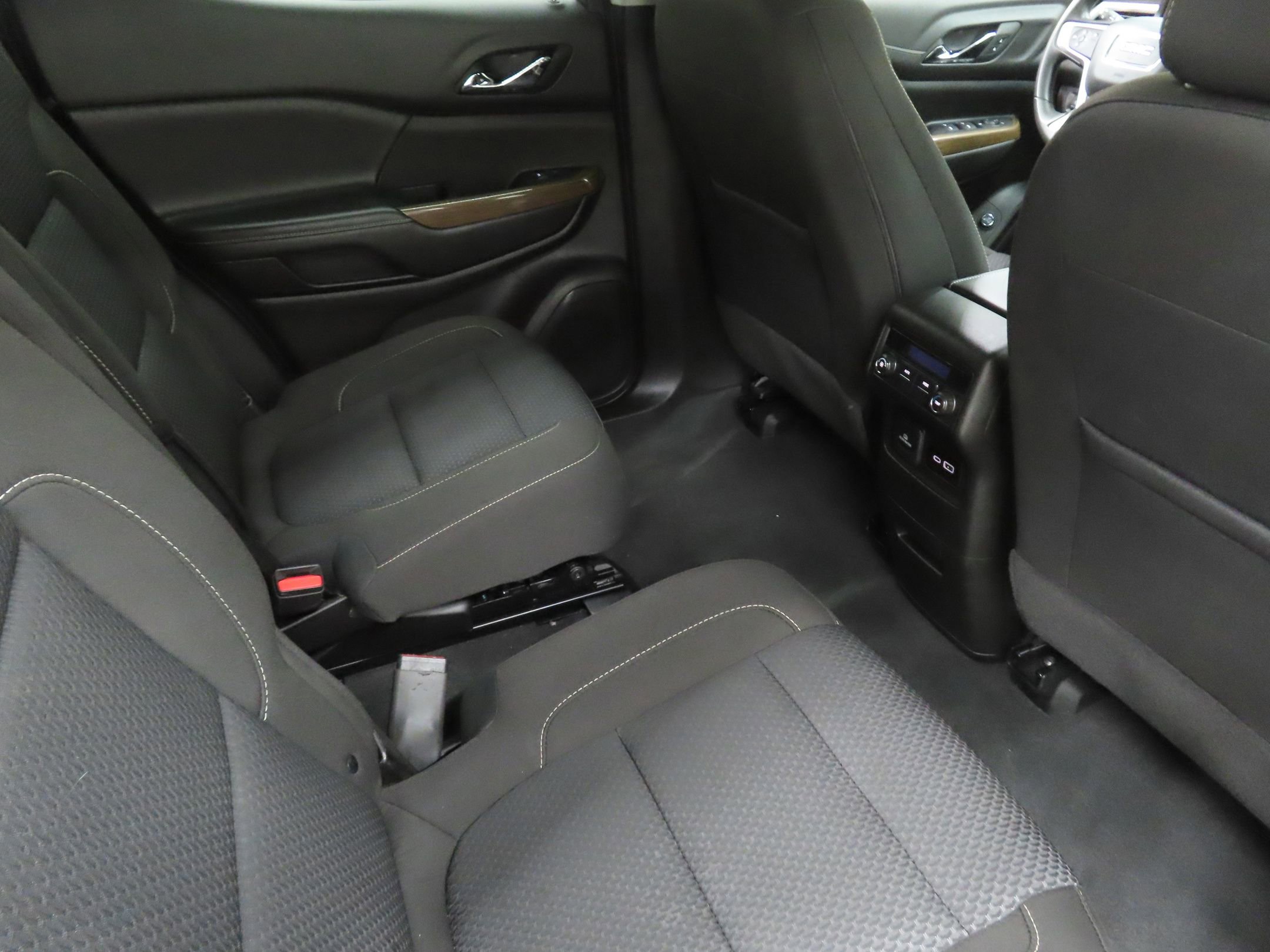 Used 2023 GMC Acadia SLE w/ Driver Convenience Package image 24