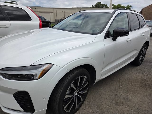 Used 2024 Volvo XC60 B5 Plus AWD/4WD image 5
