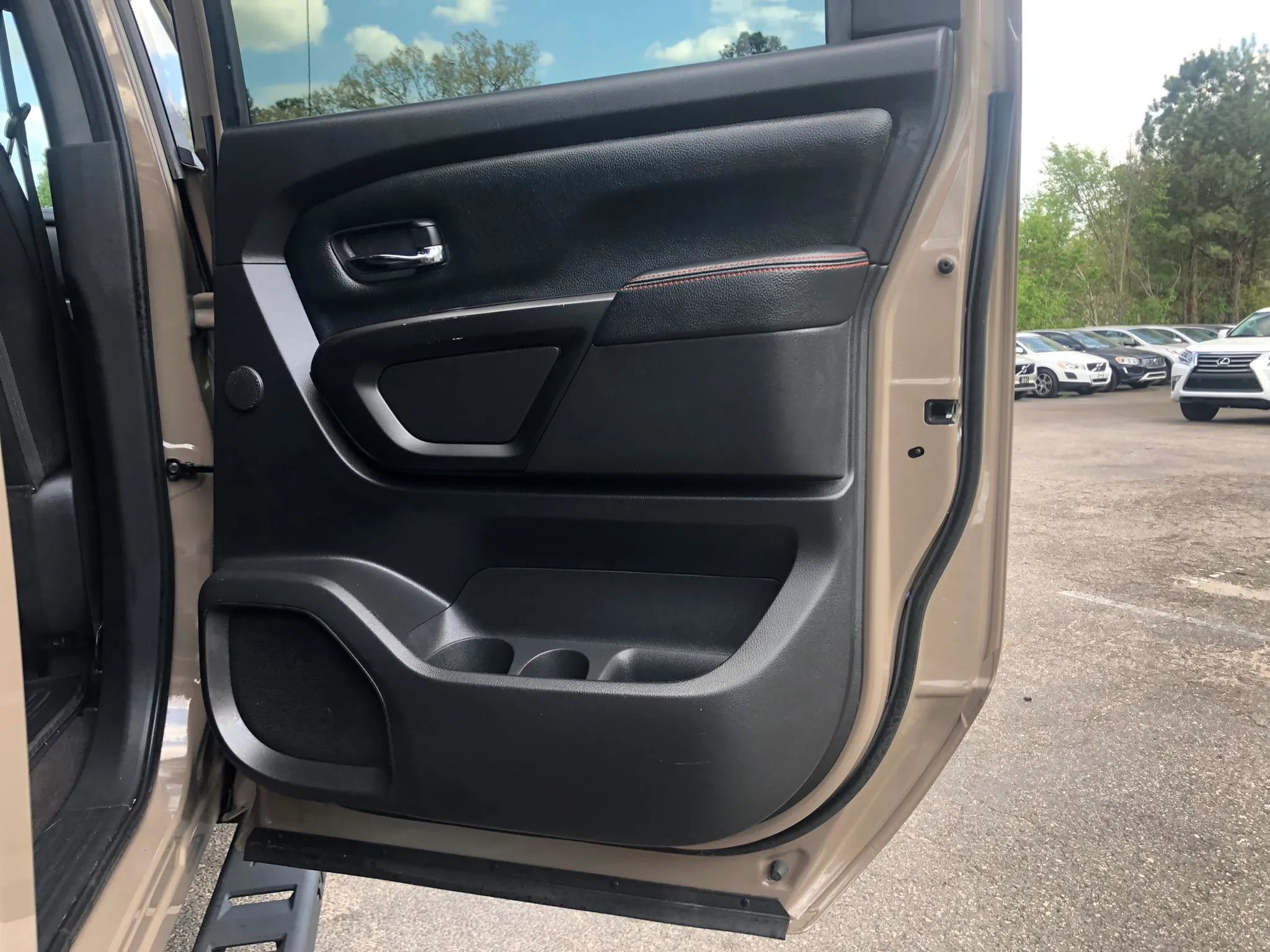 Used 2020 Nissan Titan PRO-4X w/ Pro-4x Convenience Package image 16