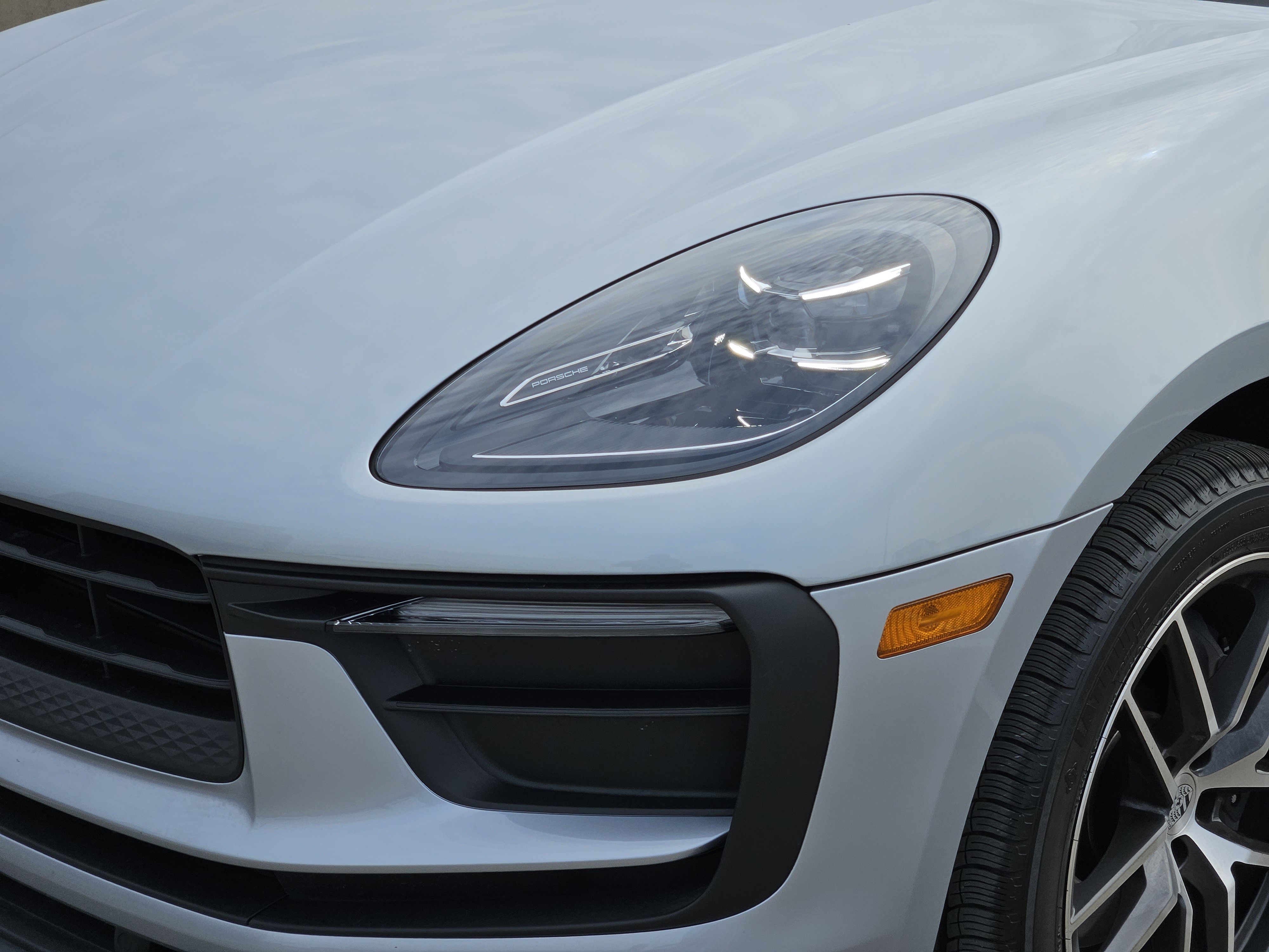 Certified 2025 Porsche Macan image 12