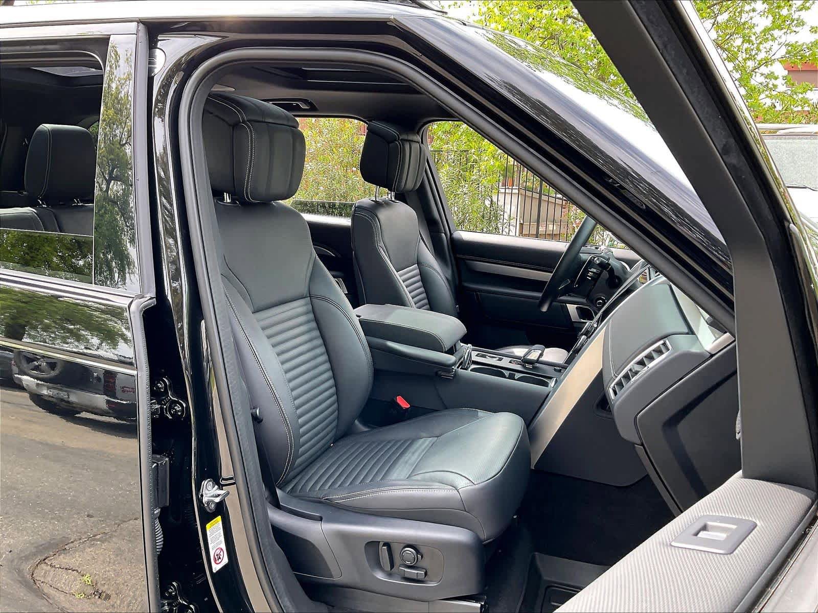 Used 2025 Land Rover Discovery Dynamic SE AWD/4WD image 9