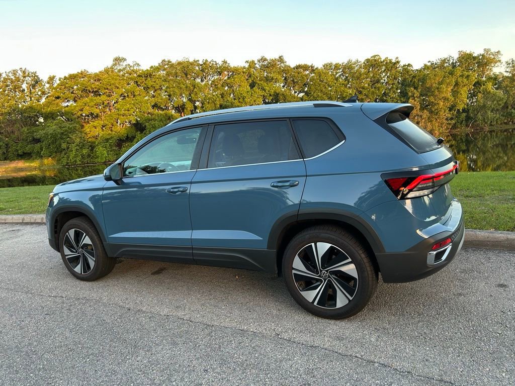 Used 2025 Volkswagen Taos SE image 3