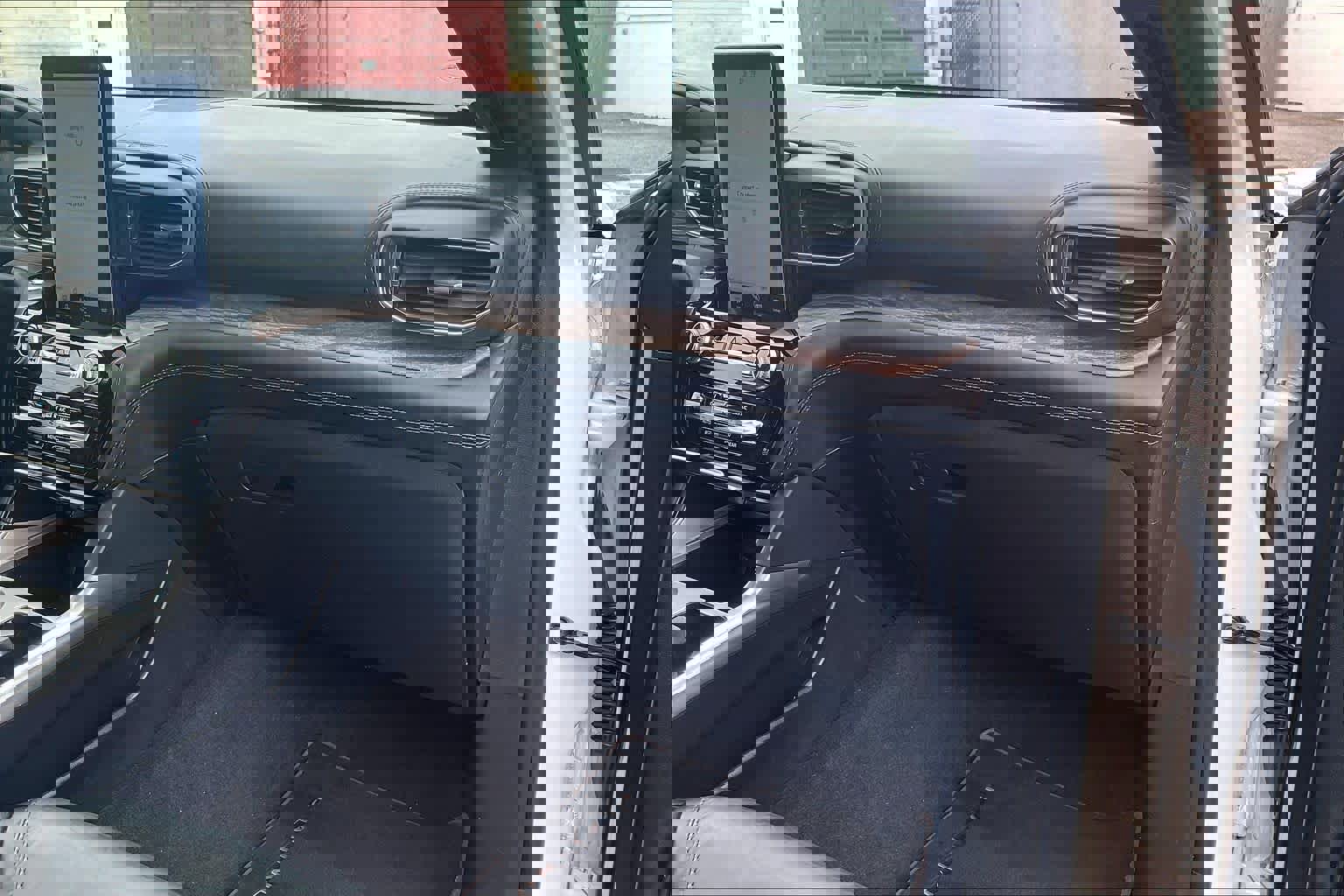 Used 2021 Ford Explorer Platinum w/ Premium Technology Package image 18