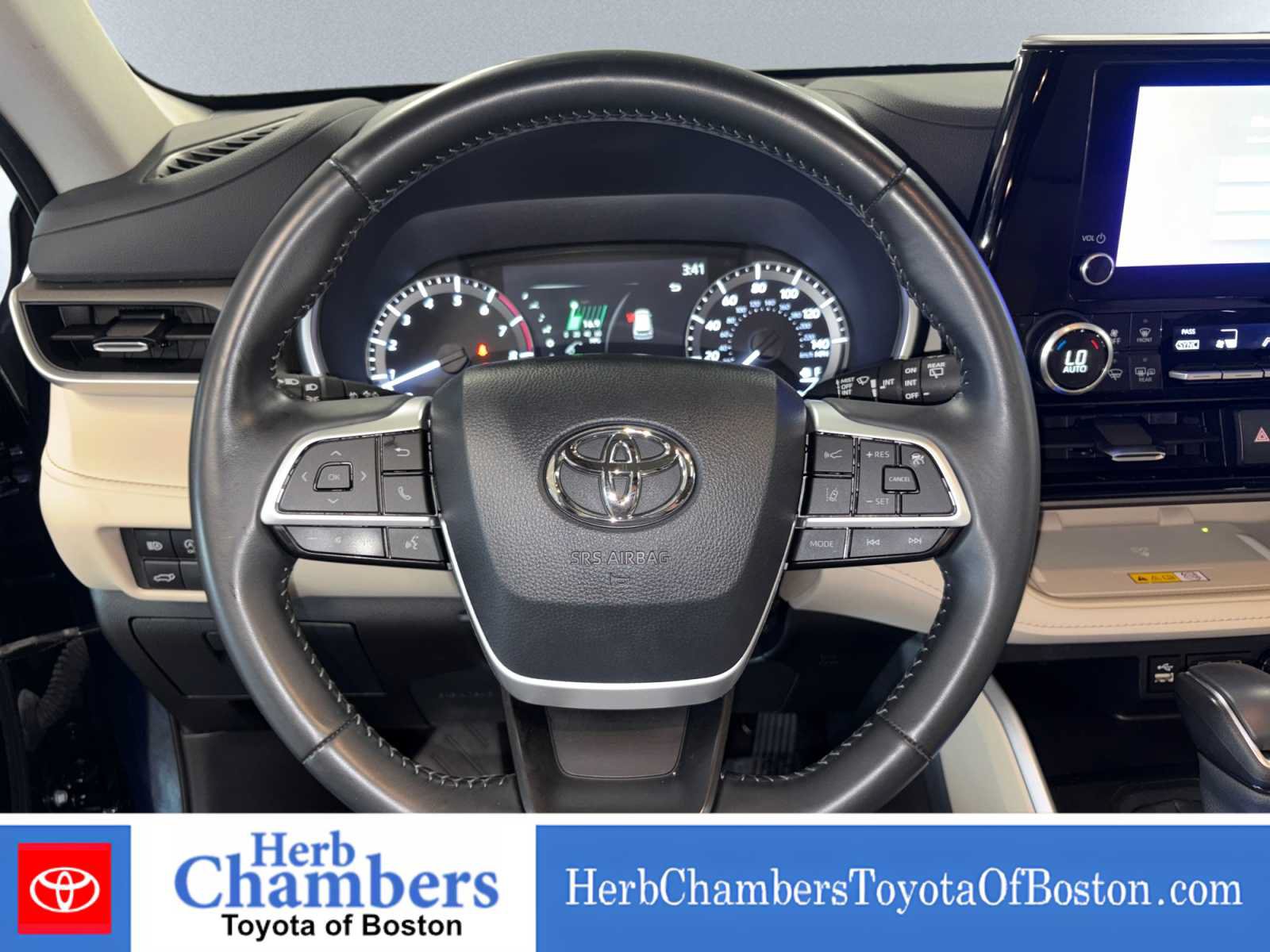 Used 2024 Toyota Highlander XLE AWD/4WD image 17