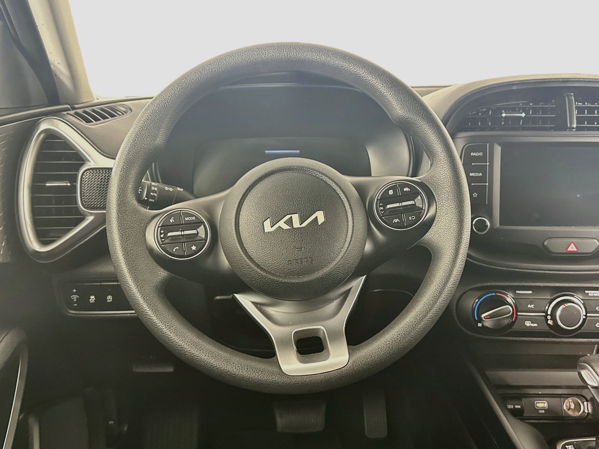 Used 2025 Kia Soul LX w/ LX Technology Package FWD image 18