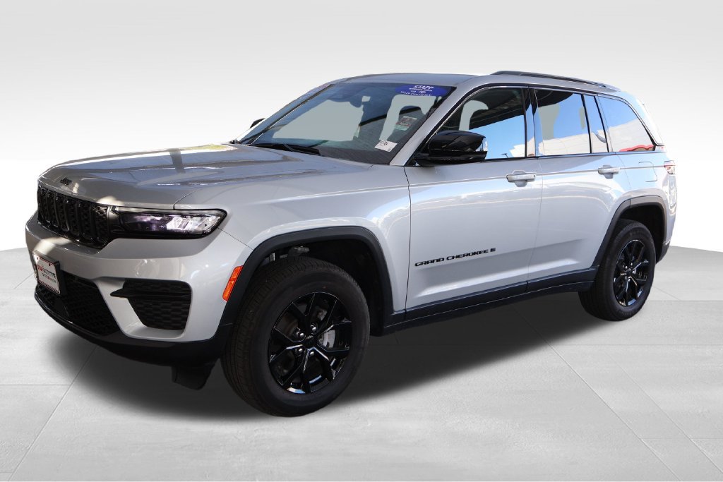 Used 2025 Jeep Grand Cherokee Altitude AWD/4WD image 11