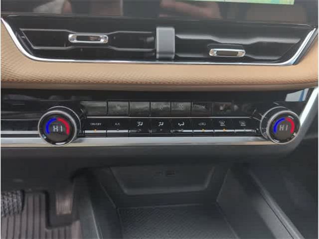 New 2026 Chevrolet Equinox ACTIV w/ LPO, Floor Liner Package AWD/4WD image 18