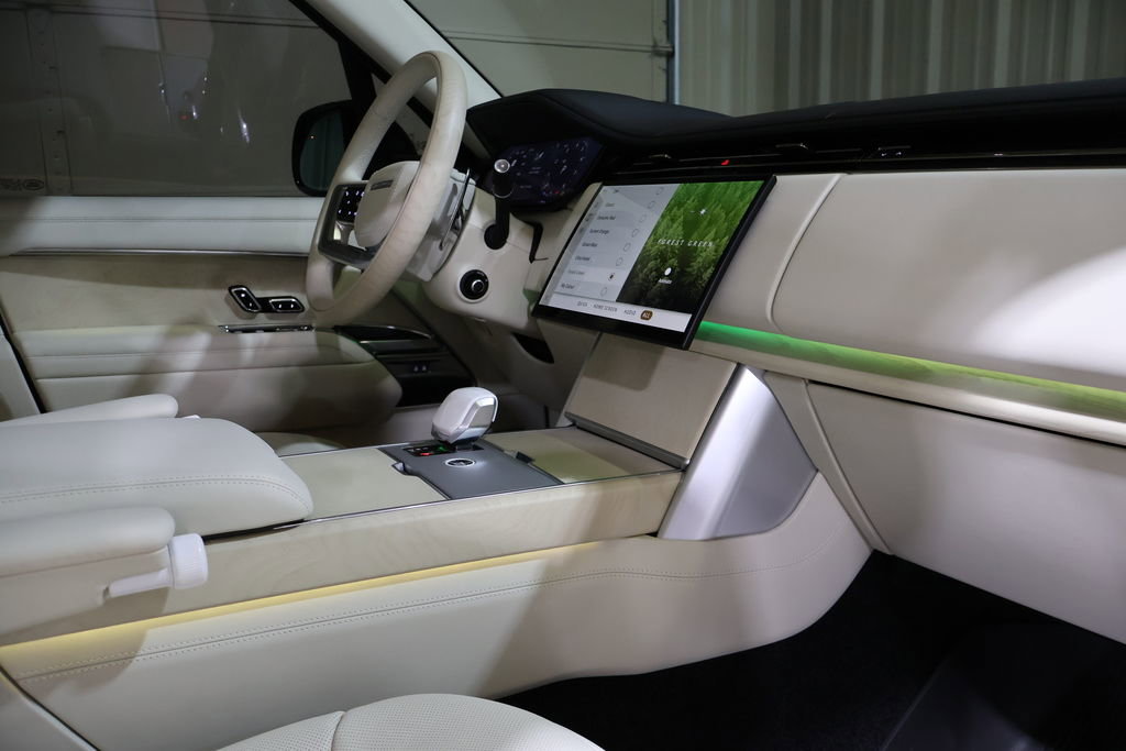 Used 2024 Land Rover Range Rover Long Wheelbase SE image 56