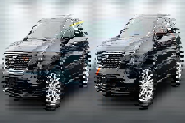 Used 2024 Cadillac XT4 Luxury w/ Cold Weather Package image 12