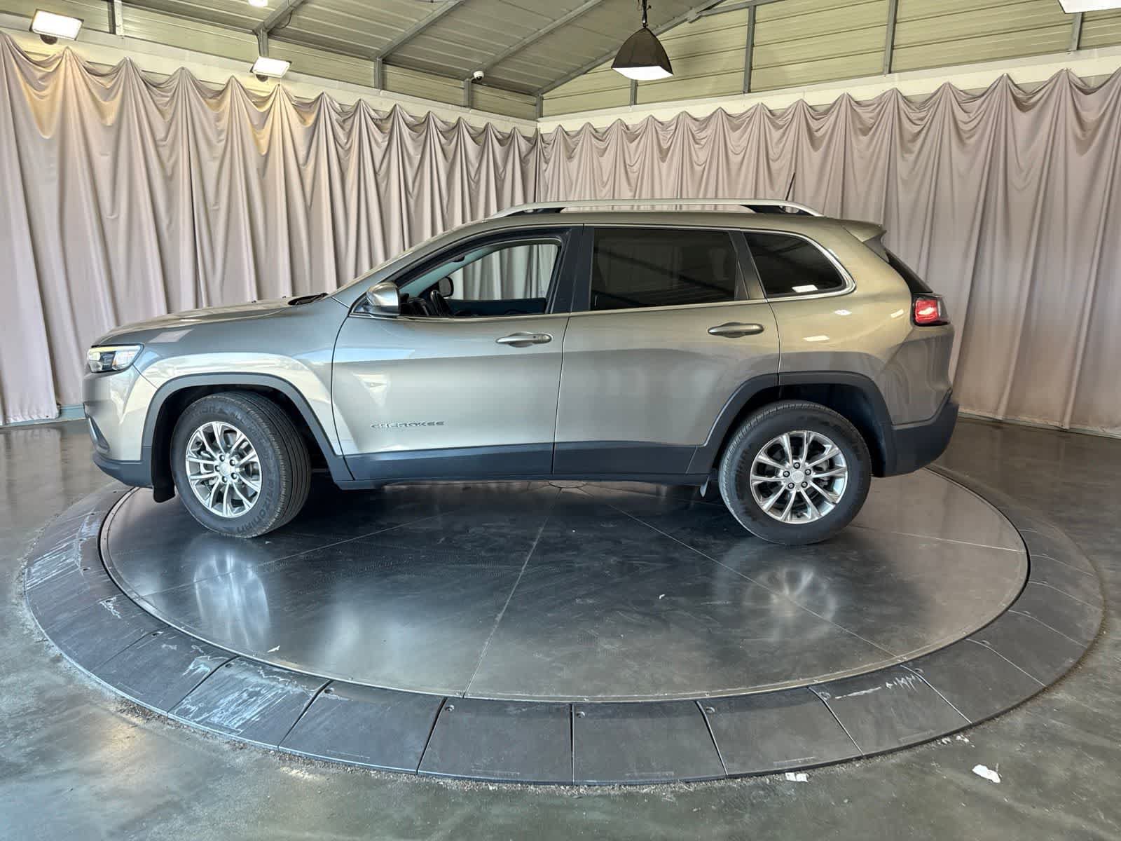 Used 2019 Jeep Cherokee Latitude Plus w/ Comfort/Convenience Group FWD image 8
