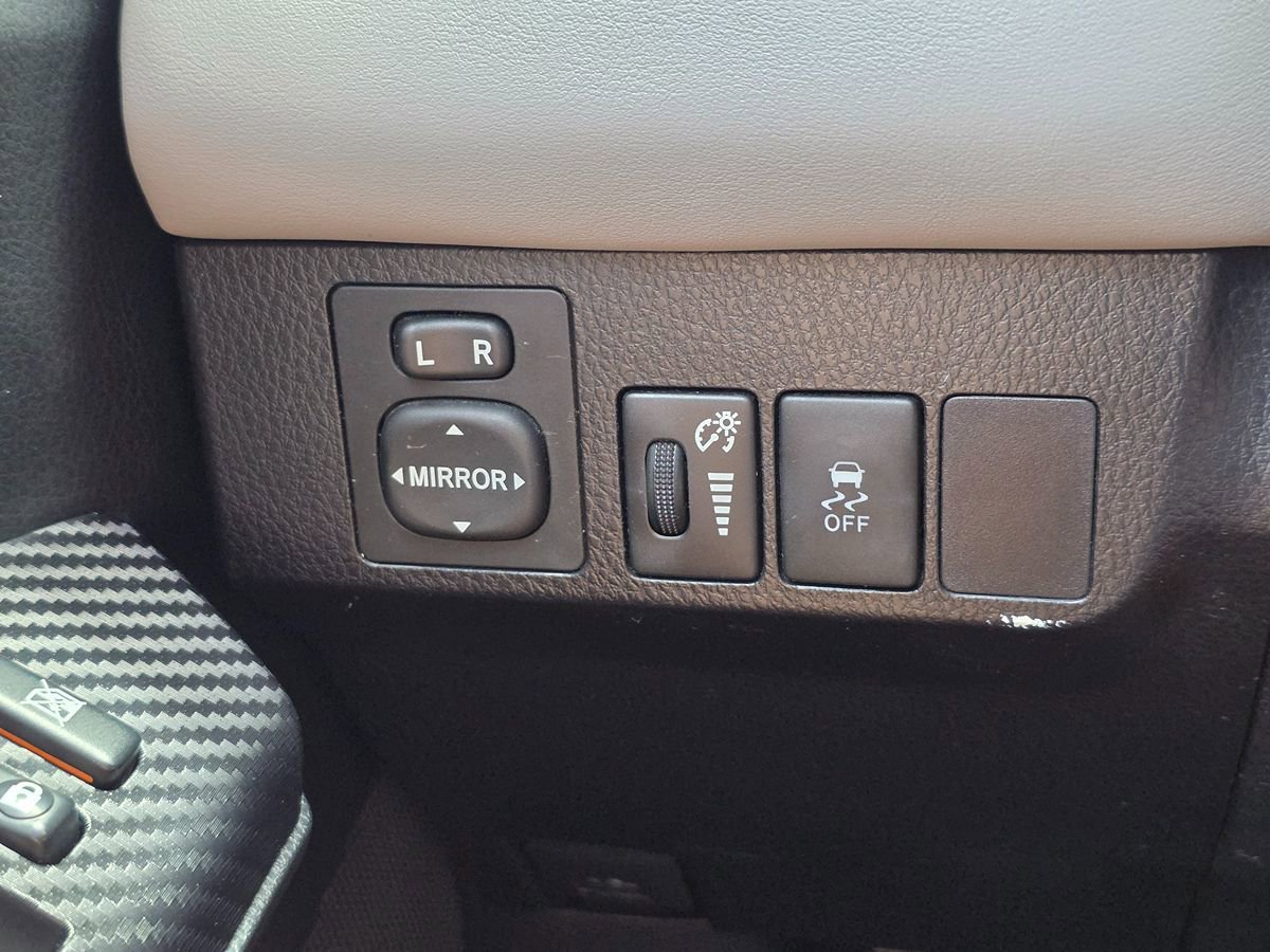 Used 2015 Toyota RAV4 XLE FWD image 40