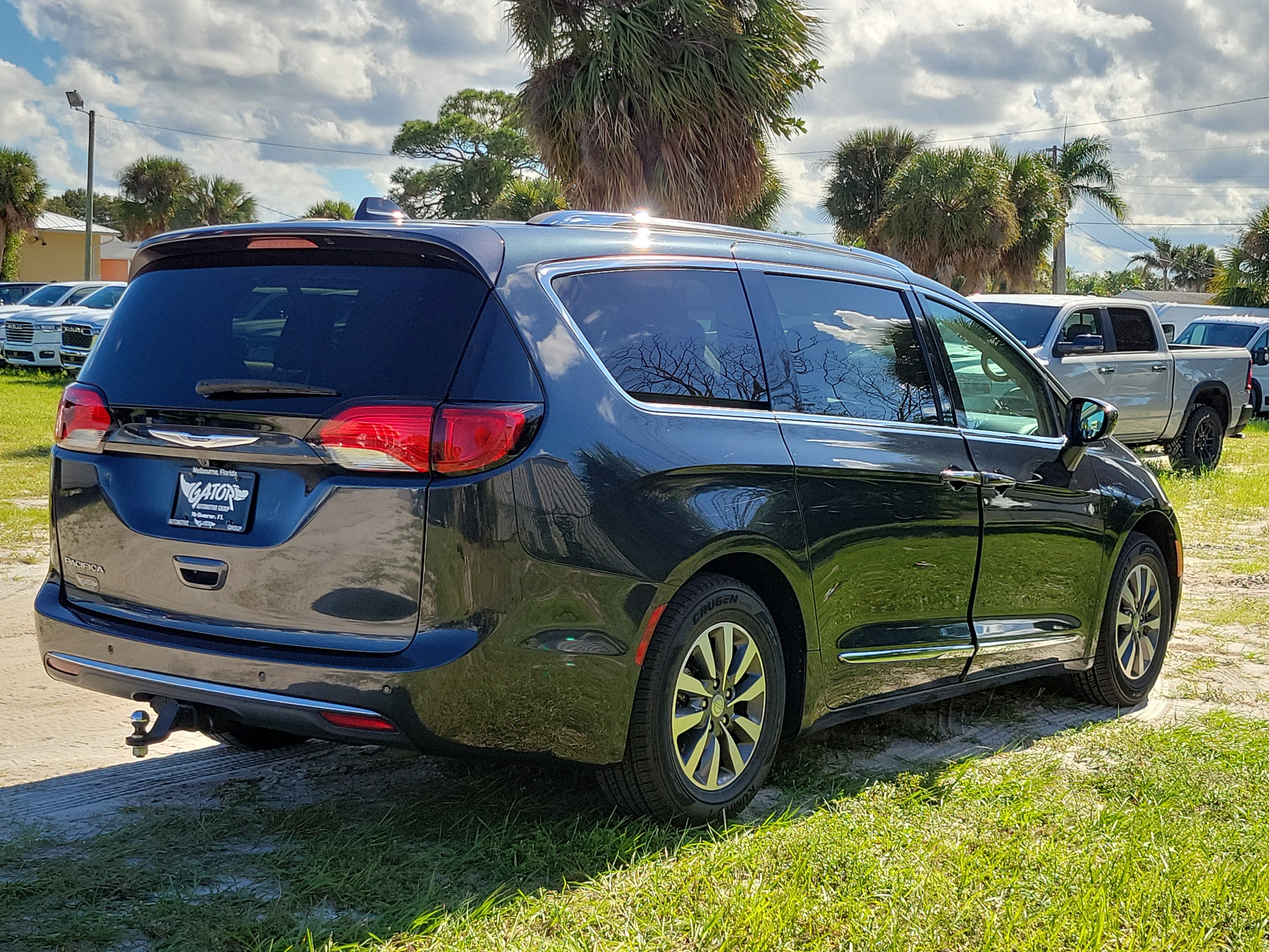 Used 2020 Chrysler Pacifica Touring-L Plus FWD image 4