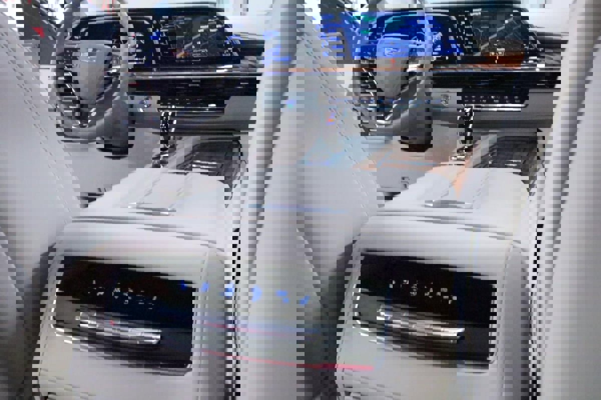 Used 2024 Cadillac Escalade ESV Sport Platinum w/ LPO, ONYX Package image 39