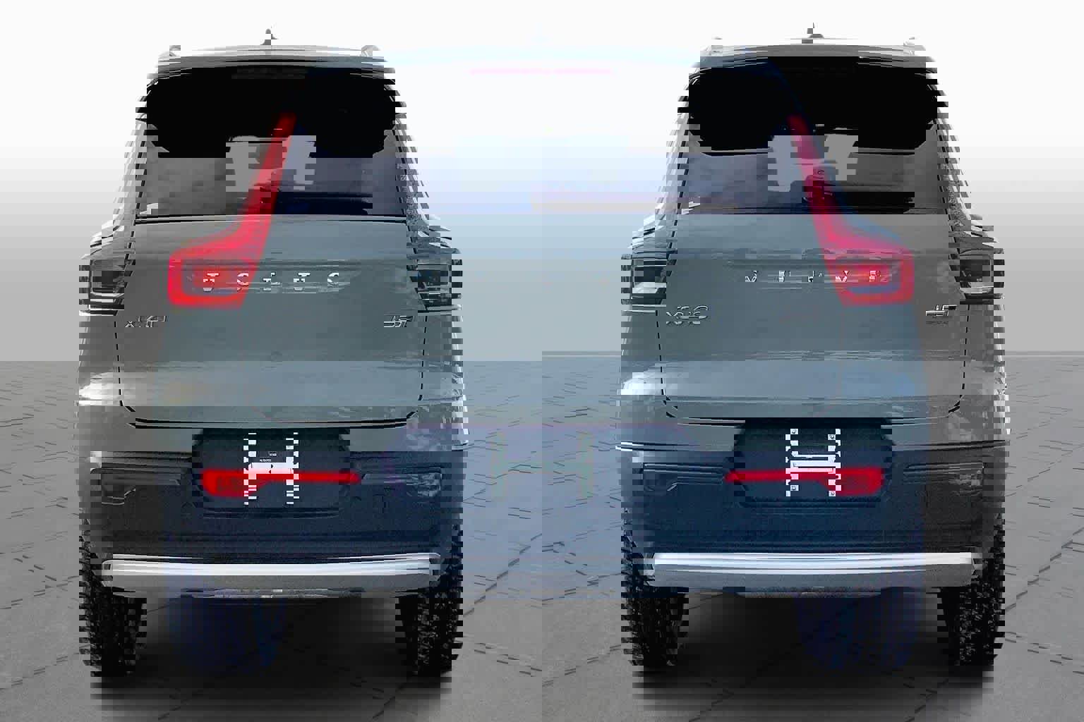 Used 2025 Volvo XC40 B5 Core w/ Protection Package Premier image 5