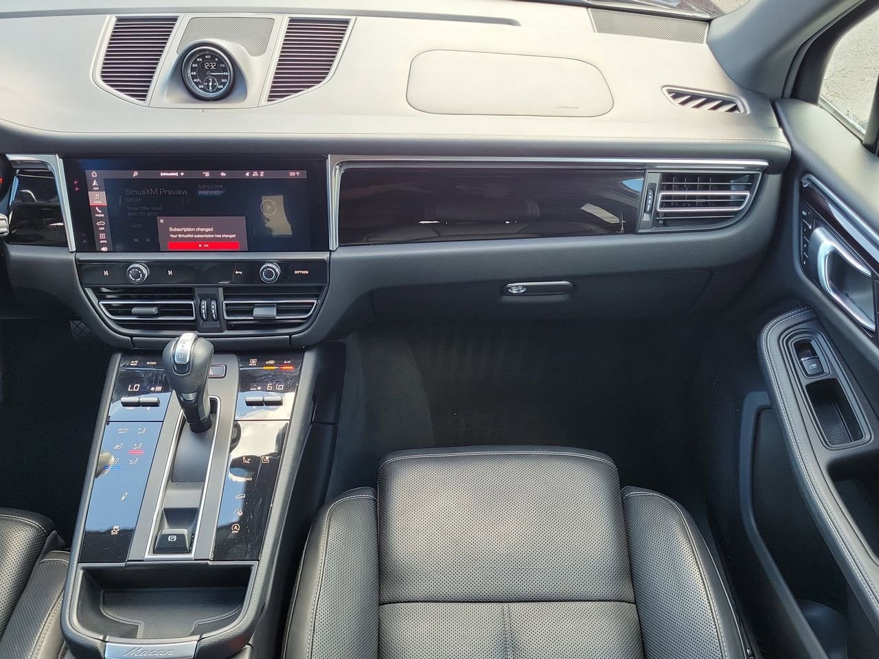 Used 2023 Porsche Macan Turbo image 14