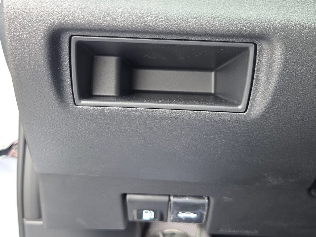 New 2025 Nissan Versa SR w/ Trunk Package FWD image 26