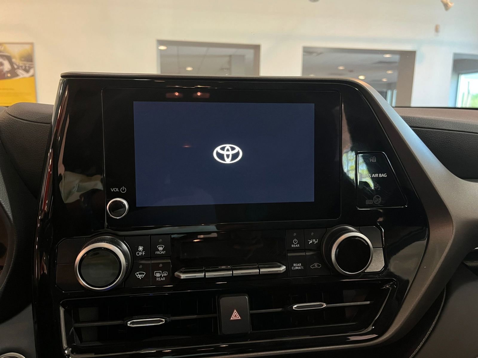 Used 2025 Toyota Highlander LE FWD image 20