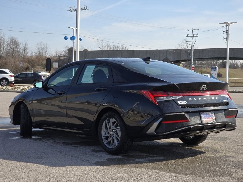 Used 2025 Hyundai Elantra Blue image 19