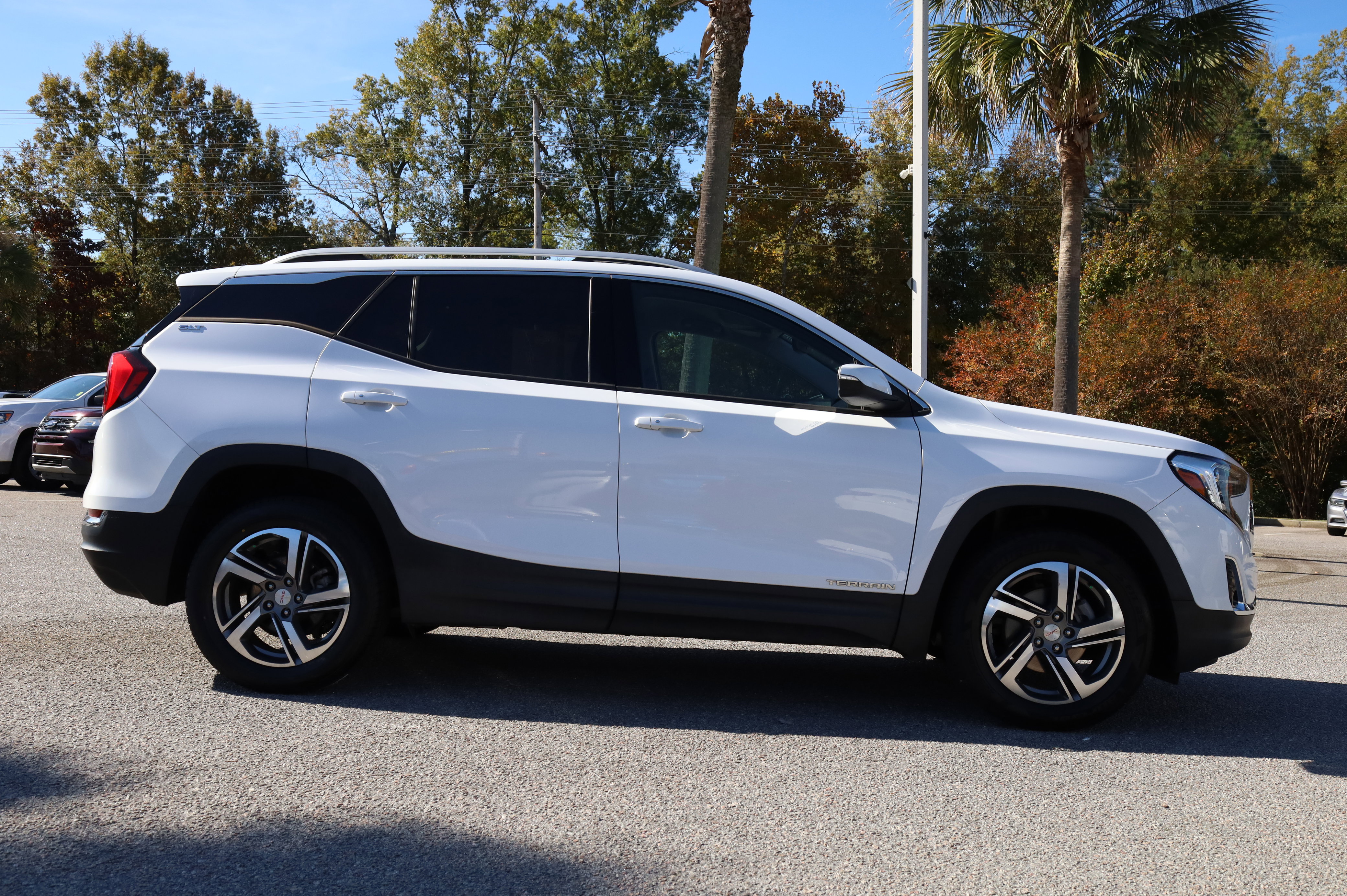 Used 2020 GMC Terrain SLT image 2