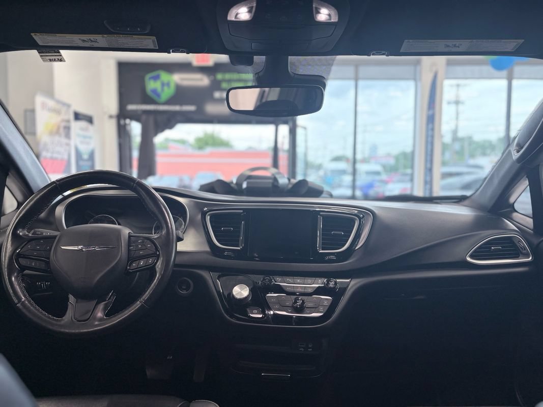 Used 2020 Chrysler Pacifica Touring-L w/ Advanced Safetytec Group AWD/4WD image 17