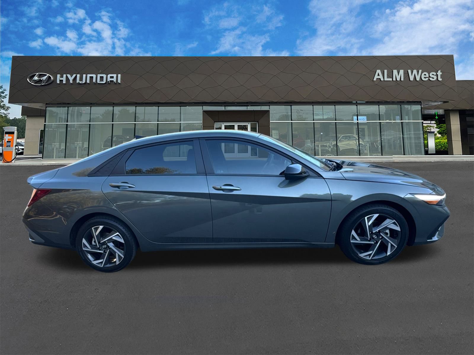 Used 2025 Hyundai Elantra Sport image 4